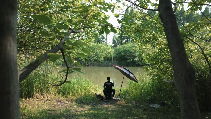 湖边垂钓的悠闲时光