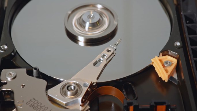 计算机内部的硬盘驱动器（HDD）。硬件内部的机械部件在移动。