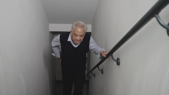 老年人爬楼梯背痛