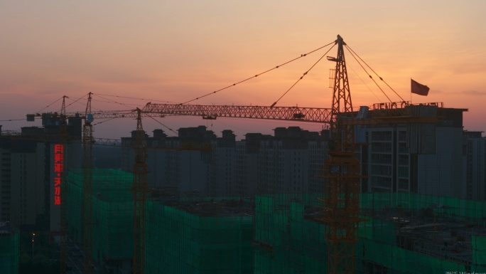夕阳下的建筑工地