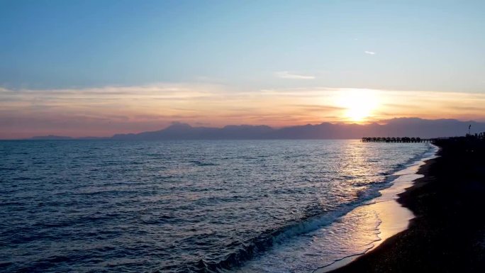 夕阳下，海浪轻轻拍打着沙滩。