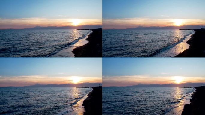 夕阳下，海浪轻轻拍打着沙滩。