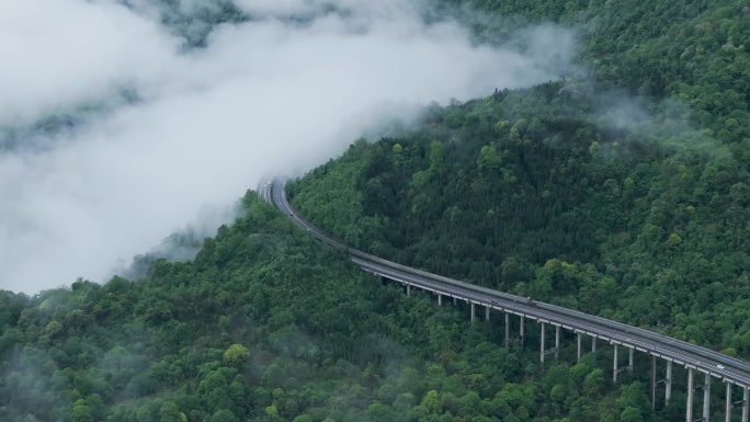 雅西高速公路云雾缭绕山间公路山区高速风光