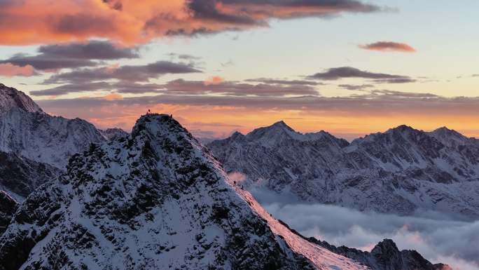 雪山攀登日照金山四姑娘山日出户外品牌广告