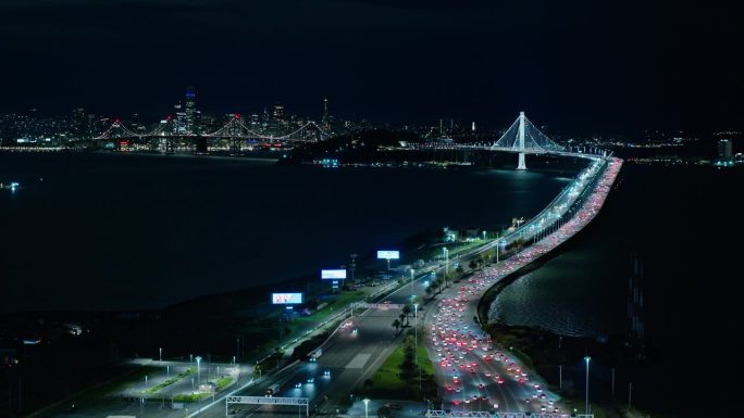 固定镜头无人机视角：清晰夜晚的旧金山-奥克兰海湾大桥。