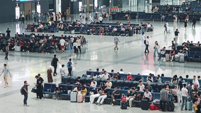 候车厅车站旅客延时火车站人群人流人来人往