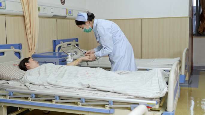 护士给患者输液打点滴打吊针