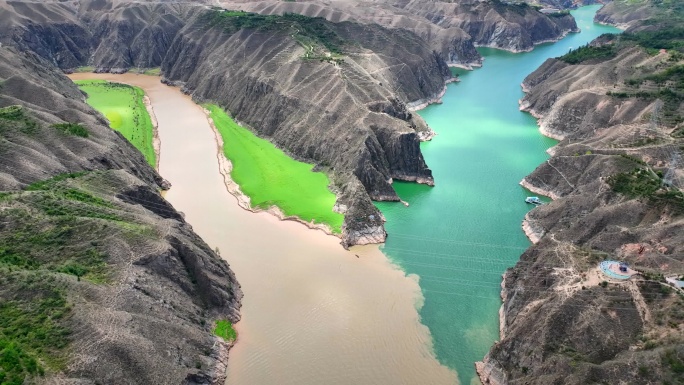 泾渭分明：航拍甘肃临夏永靖刘家峡黄洮交汇