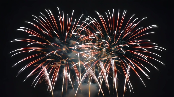 绚丽绽放的烟花庆典背景 夜空中的璀璨烟花