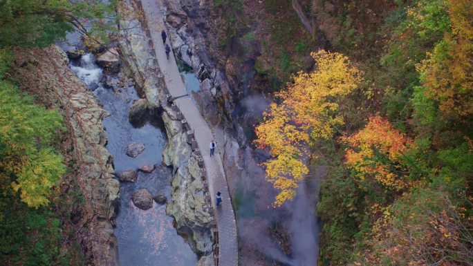 秋田大峡谷的秋季徒步旅行鸟瞰图
