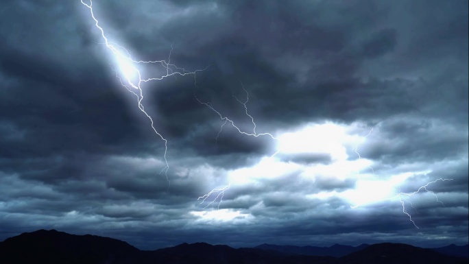 乌云密布下的闪电AE模板雷雨天气自然景观