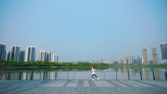 湖边跑步晨跑听音乐公园户外运动锻炼人工湖