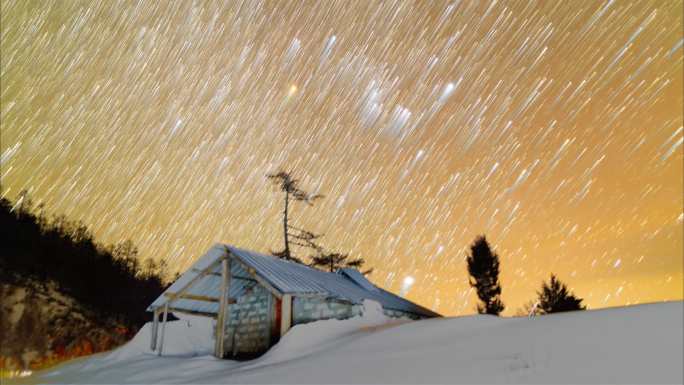 云南白马雪山雪地小屋星空轨迹延时