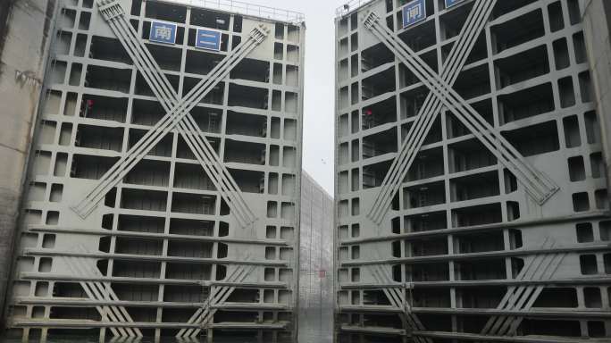 三峡五级船闸 船只通过三峡大坝