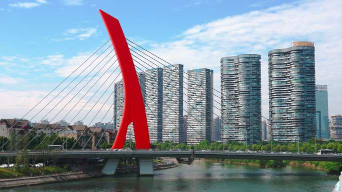 蓝天白云下的成都世纪城路大桥龙湖世纪峰景