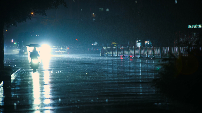 雨夜城市街道车辆行驶