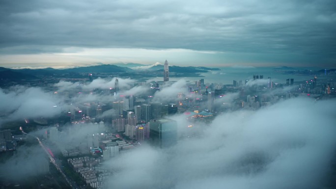 云雾缭绕的城市夜景航拍延时摄影