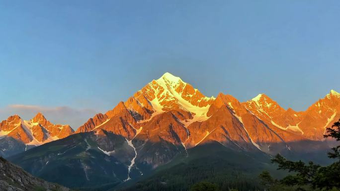 日照金山雪山日出壮丽风光