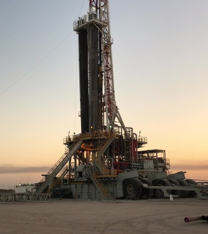 日落时分的钻井油平台