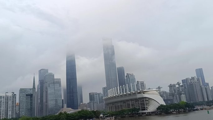 云雾缭绕下的广州城市景观