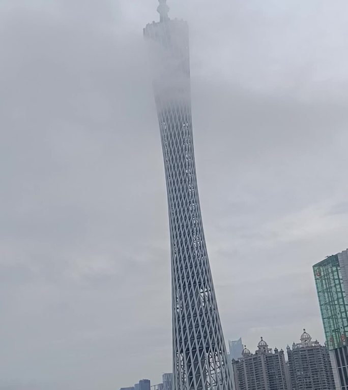 云雾缭绕下的广州塔