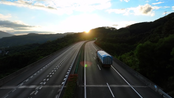 航拍高速公路物流卡车快递运输