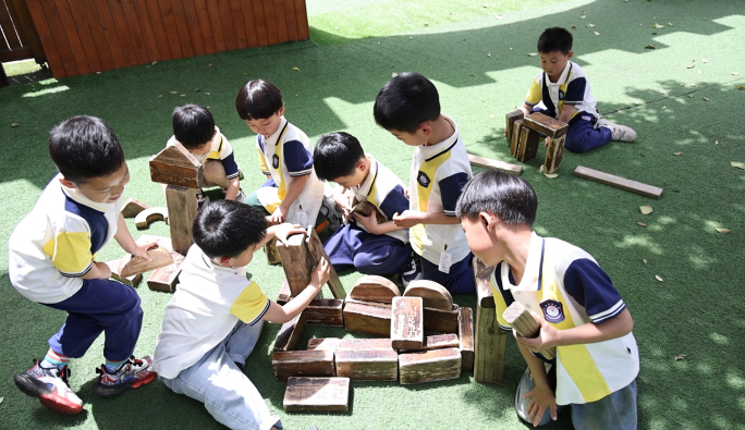 幼儿园上课 操场活动 投篮球 做木工