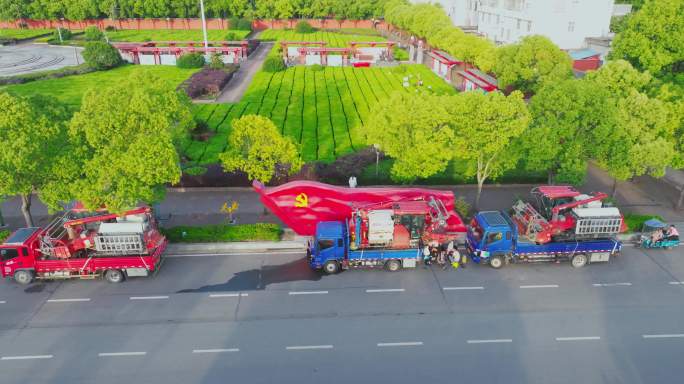 5K路边停靠的大型收割机