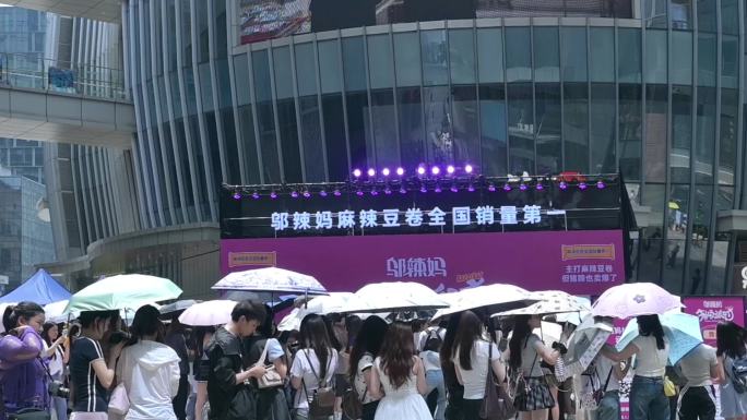 活动现场，邬辣妈豆卷促销