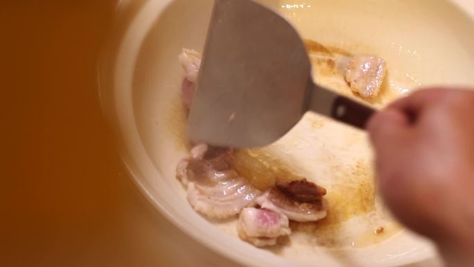 砂锅鱼肉烹饪过程 鲜鱼砂锅美食制作