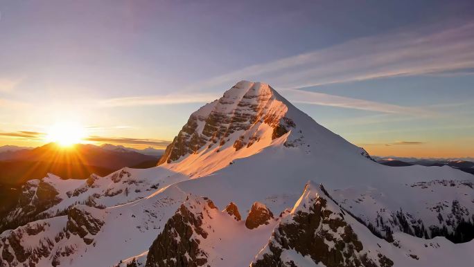 雪山日出壮丽景观