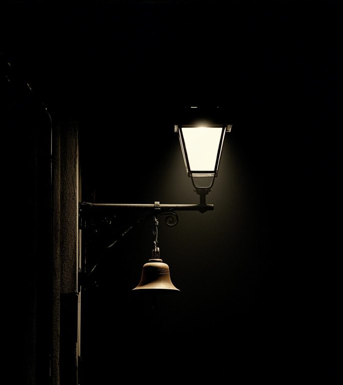 夜幕下的复古路灯