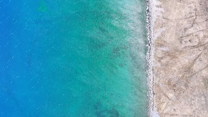 航拍新疆赛里木湖景区碧水蓝天白云俯瞰风景