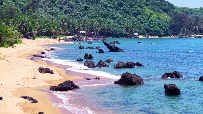 海南万宁山钦湾港北大桥航拍海岸线画面