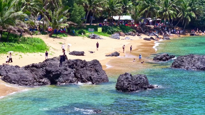 海南万宁山钦湾港北大桥航拍海岸线画面