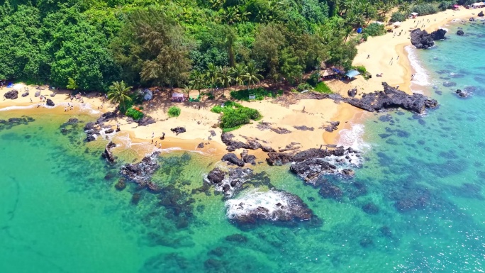 海南万宁山钦湾港北大桥航拍海岸线画面