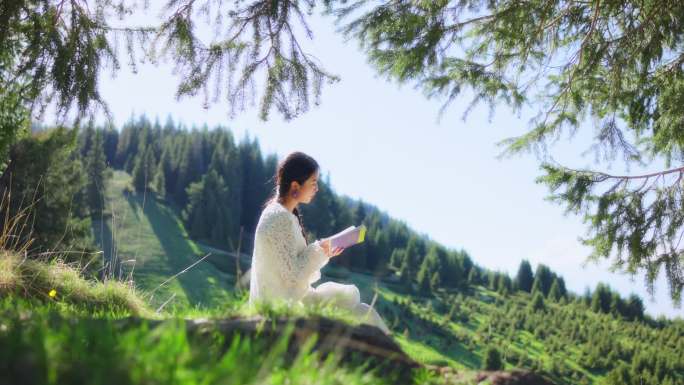 树下看书新疆伊犁旅拍女生美女旅行唯美