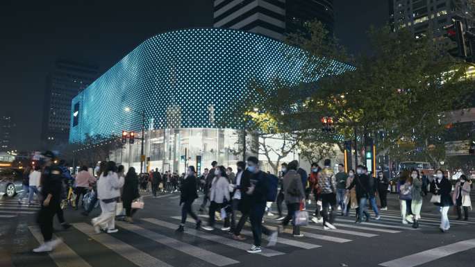 都市夜景人行横道行人