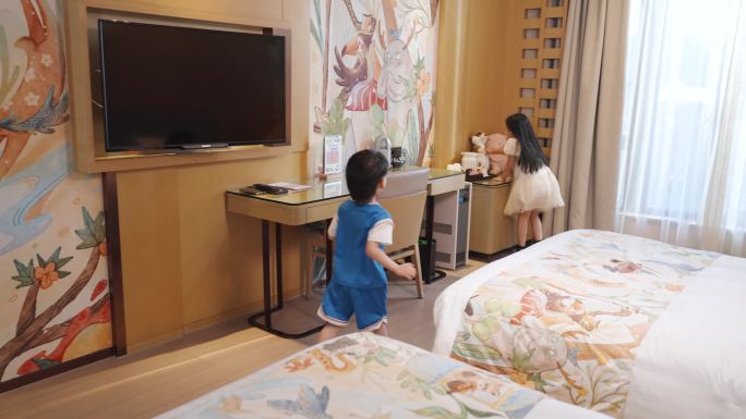一家人入住酒店姐弟室内玩耍