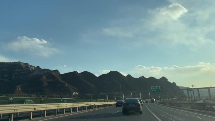 阳光下的山景公路