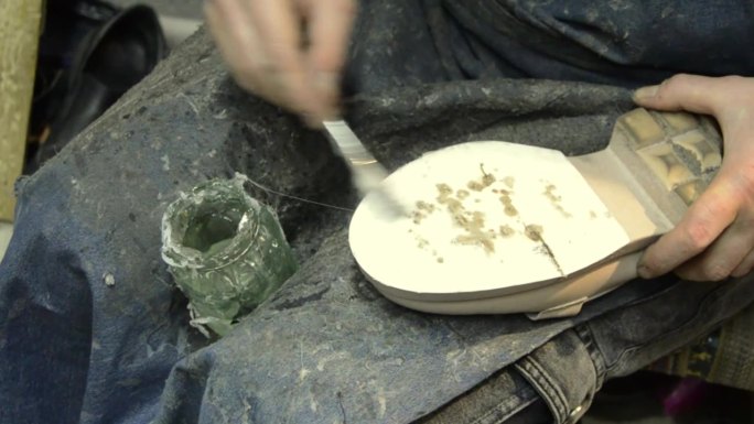 鞋匠修理鞋子。工作坊。选择性对焦。