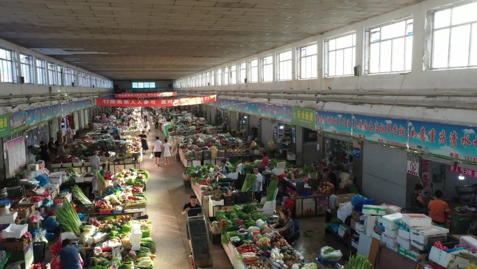 热闹的农贸市场交易场景