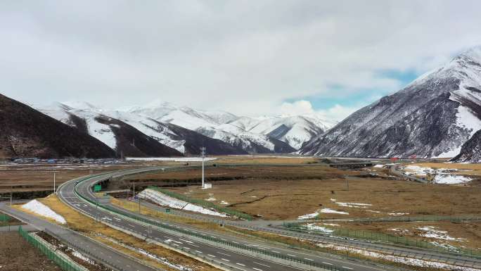 雪山下的高原公路林拉高速邦杰塘服务区