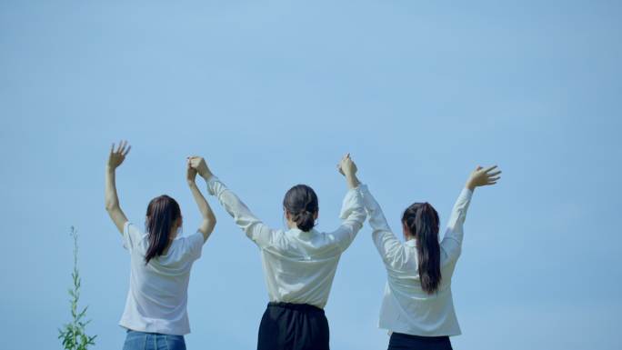 草地蓝天下少女们的欢呼