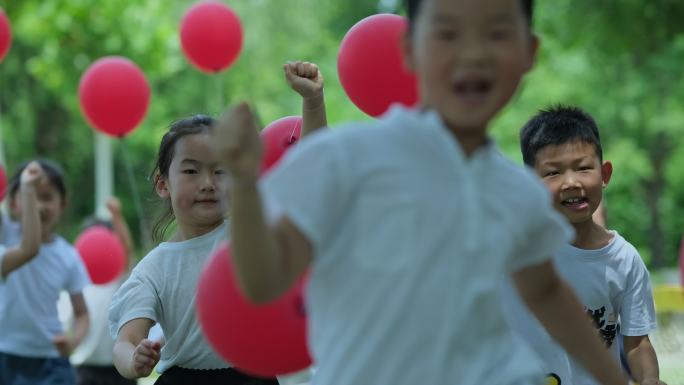 孩子们放飞红色气球