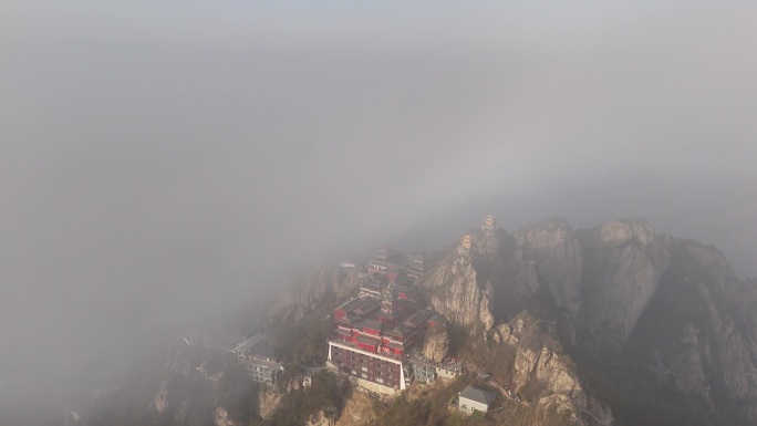 老君山顶穿越云海航拍