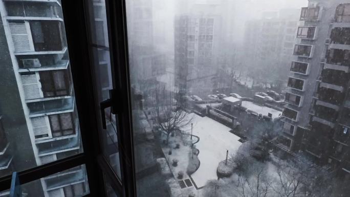 雾霾笼罩下的城市冬景