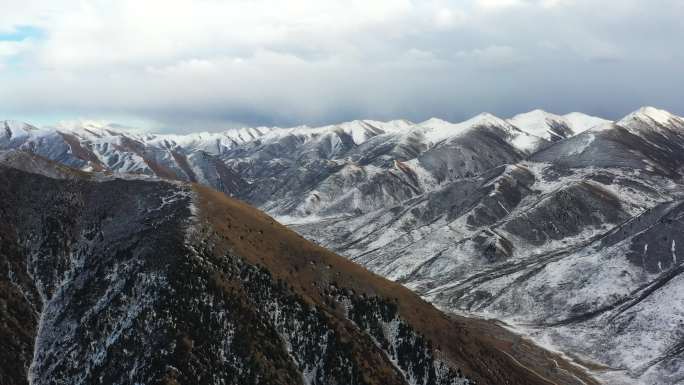 雪山山脉壮丽航拍