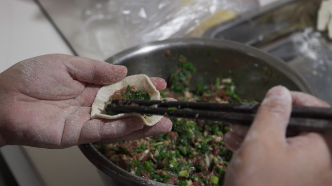 包饺子煮饺子热气腾腾下饺子过年春节新年
