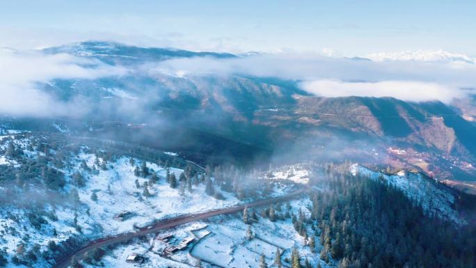 国道214滇藏线红拉山垭口航拍雪山风光